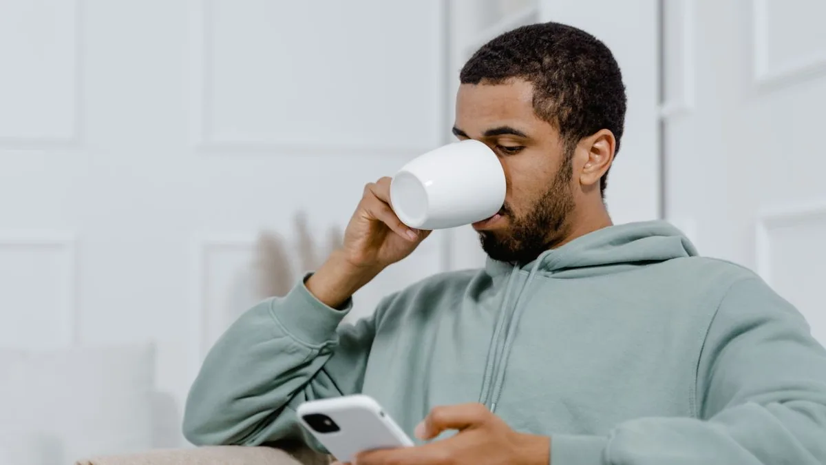 Пользователь читает Telegram-канал — момент касания рекламы лендинга